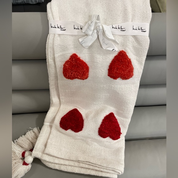 Nicole Miller Valentine’s Day Heart Throw w/pink & Red Tufted Hearts 🩷❤️ NWT - Picture 6 of 7